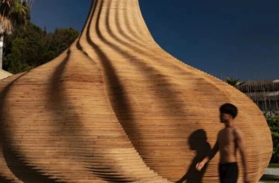 150张木板堆叠的海螺桑拿房 / 隈研吾新作