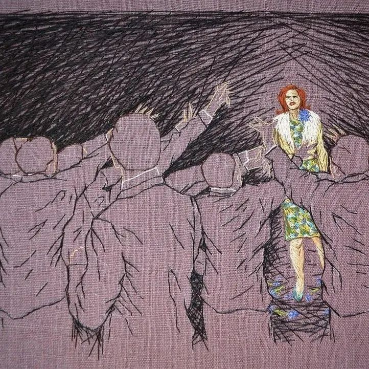 她用刺绣画插画，凌乱的线条与神秘的情节，让人欲罢不能