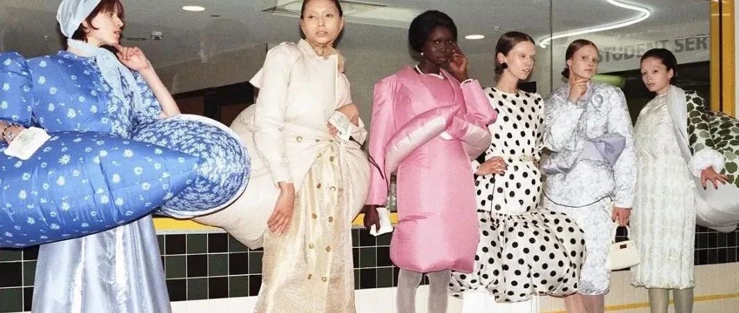 她为“外星人”设计了一款掉水里可以浮起来的充气服装，来自未来太空的服装畅想！