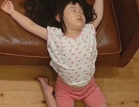母亲8年记录女儿“灵魂睡姿”，萌翻网友：人类幼崽到底是什么神奇物种！