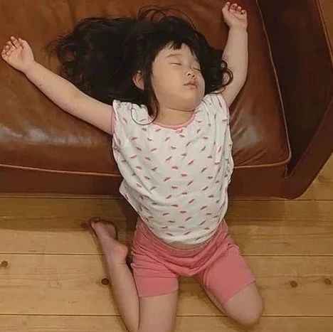 母亲8年记录女儿“灵魂睡姿”，萌翻网友：人类幼崽到底是什么神奇物种！