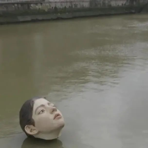 雕塑圈再出“魔性”创意，水中浮现的女孩，是吓人还是艺术？