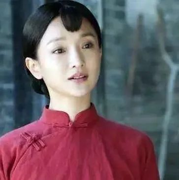 周迅不为人知的一面：18岁为艺术献身，半裸油画曾拍卖180万