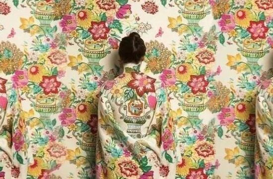 她通过人体彩绘“消失”在壁纸之中，原来伪装也是一种艺术
