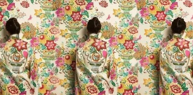她通过人体彩绘“消失”在壁纸之中，原来伪装也是一种艺术