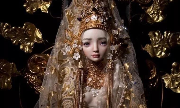 制作消耗1000小时价值30万美金，堪称“娃届爱马仕”，从童话世界里走出的魅惑诡异的公主
