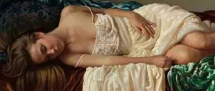 他的油画作品非常的逼真写实，笔下的美女真是优雅性感，高贵温柔