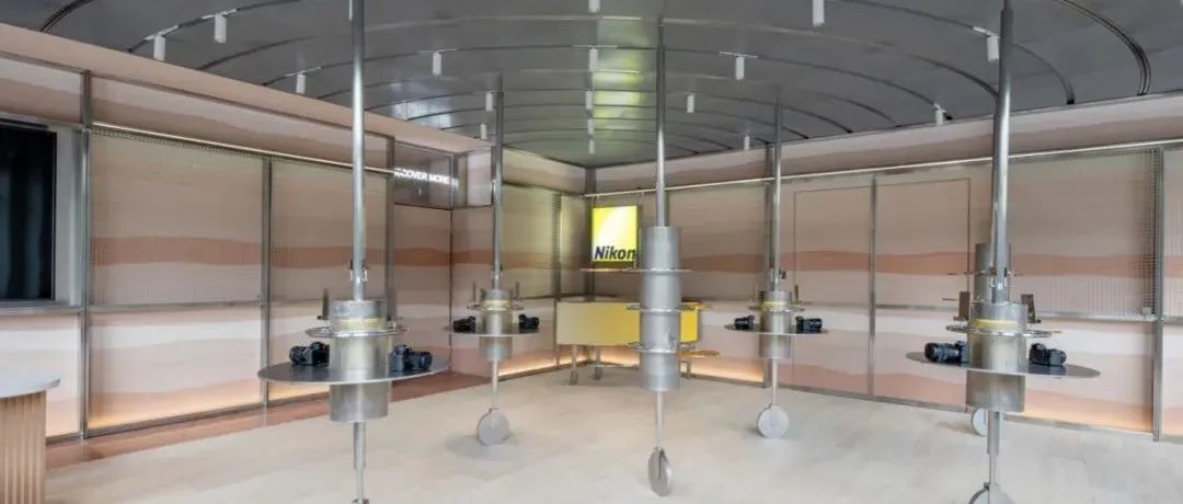 芝作室设计尼康国内首家直营店，用不锈钢等材料搭配自然风貌，营造多样的摄影场景