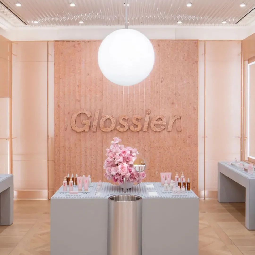 Glossier 于考文特花园最古老的建筑内开设玫瑰粉色系的伦敦首家旗舰店