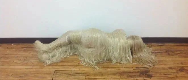 她用头发制作雕塑，毛发长满全身，看完整个人都不好了