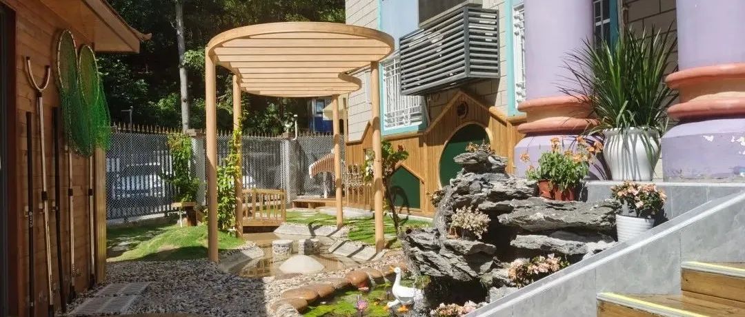 谁说户外空间小不能有沙水区，来看看龙岗区的这个幼儿园