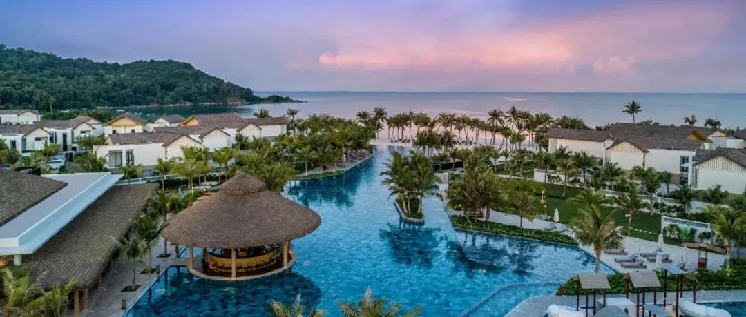 无边泳池与沙滩的酒店-越南New World Phu Quoc Resort / One Landscape Design