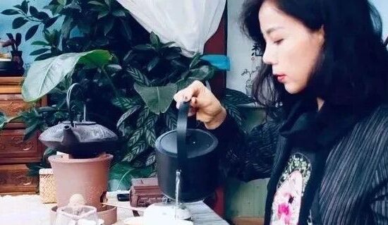 她在宁波造了个25平米露台花园，人美花园也美。