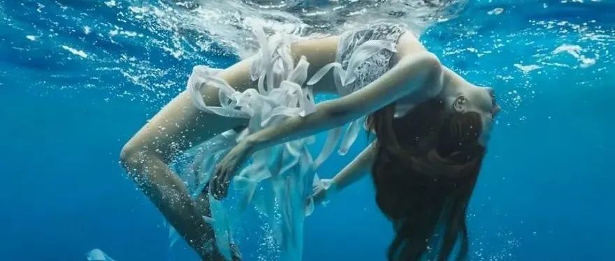 超写实画家“杀疯了”，画出来的水下美女，直接让照相机失业
