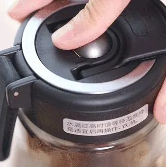 出门泡茶专属「磁弹杯」，一键磁弹茶仓，再也不怕茶叶泡过了