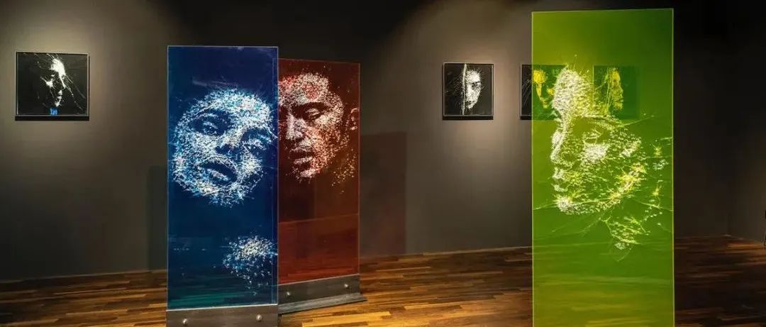 他是“锤子”画家，靠敲碎玻璃绘制肖像，作品惊掉你的下巴