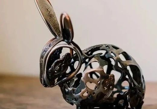 她把破铜烂铁，焊接成动物雕塑，将工业美学展现得淋漓尽致