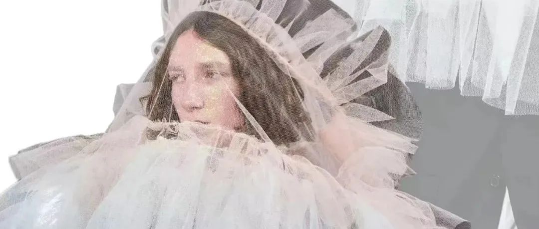 直击伦敦时装周|蕾丝、飘带、蝴蝶结……当男孩子穿上珍珠薄纱裙，以浪漫风格突破性别界线，永远不会辜负你的少女心