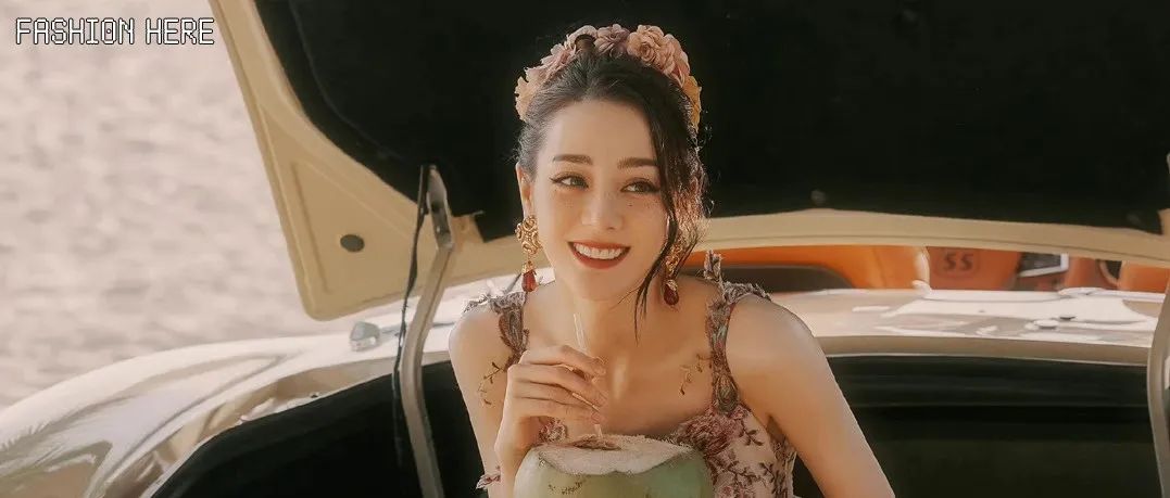 热巴的时髦慢慢学，但她手中的法式优雅能立马拥有