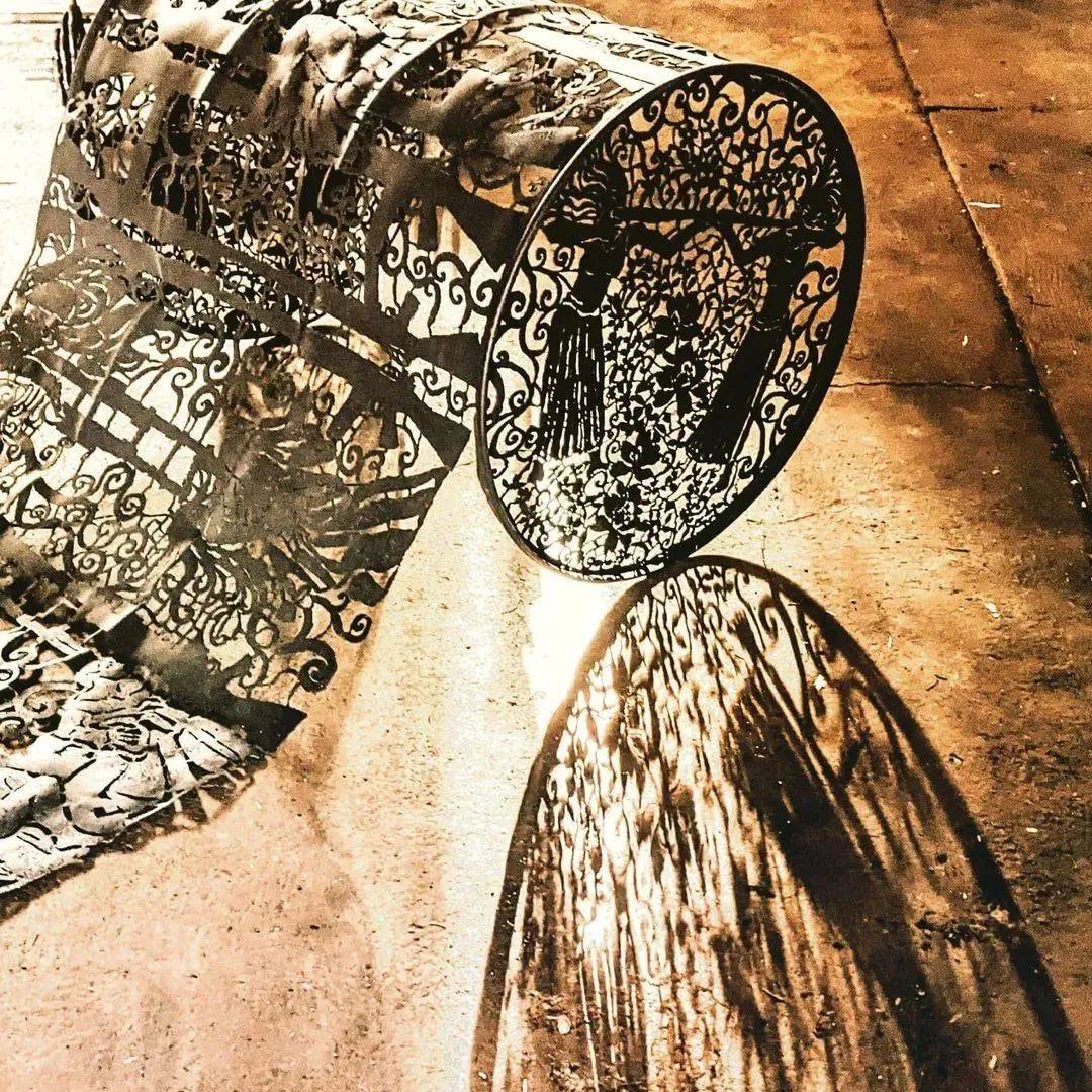 硬核女艺术家在钢板上绣花，独特的刺绣作品，精致程度一点不输