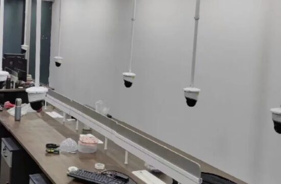 迷惑：一个工位一个监控，疯了吧？