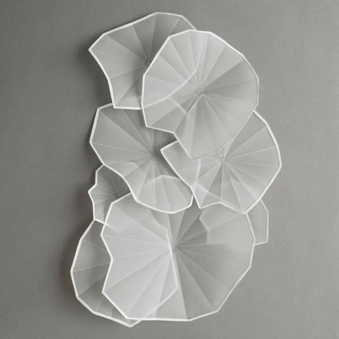 她用纸来绣花，细致的作品，看的人鸡皮疙瘩都起来了