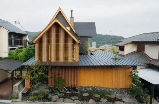 【案例分析28】2个L形体块包裹1个内向庭院