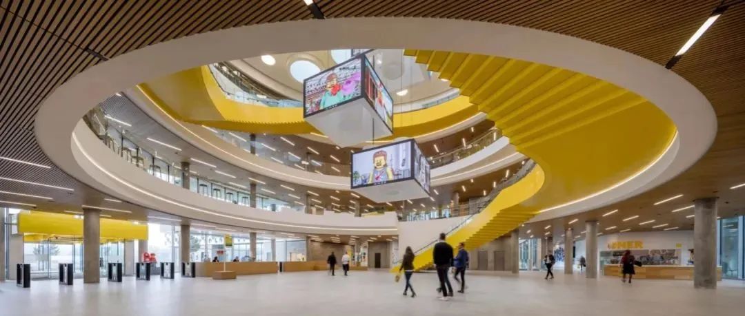 CF Møller Architects 设计的乐高总部，以黄色圆形中庭为中心