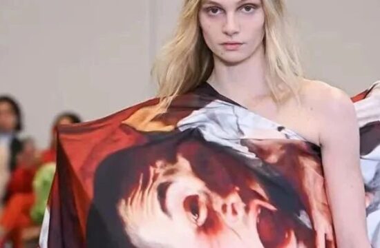 玫瑰花和鸡蛋bra，胶带做的腰带……2023纽约时装周最有意思的一场秀，俏皮地颠覆着成衣准则