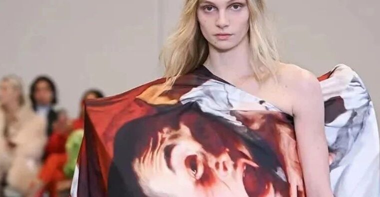 玫瑰花和鸡蛋bra，胶带做的腰带……2023纽约时装周最有意思的一场秀，俏皮地颠覆着成衣准则