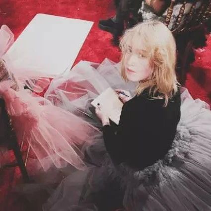 Molly Goddard:即便穿粉嫩仙裙,我也要做表里不一的小bitch啊!你能拿我怎样?