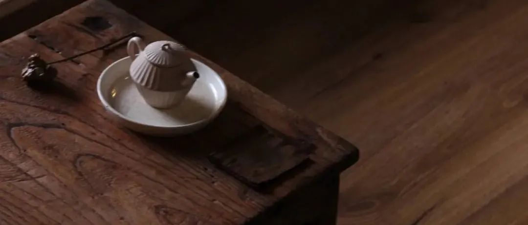 一 人 一 茶，便 是 当 下。