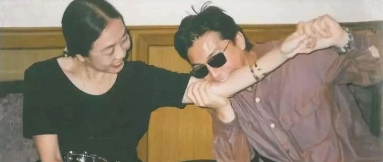 中国时尚教母的朋友圈：青涩的崔健，孩子气的尊龙，张国荣在大陆最后的照片......