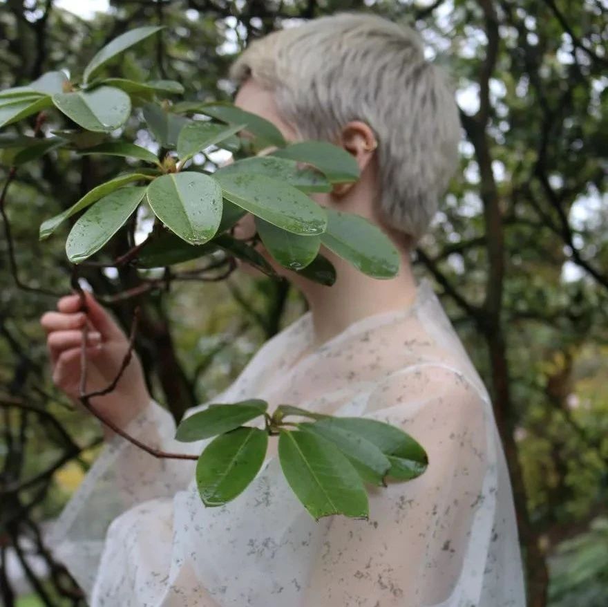 不浇水还会"死"的衣服？她将藻类制成像植物一样有寿命的生物服装,还能光合作用净化空气！