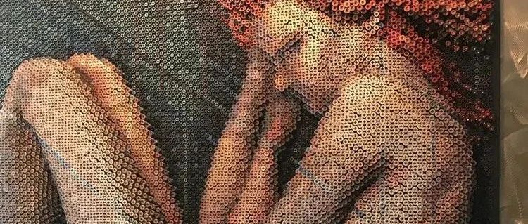 “硬核”肖像画，由20000颗螺丝钉打造，3个成年男子都搬不动