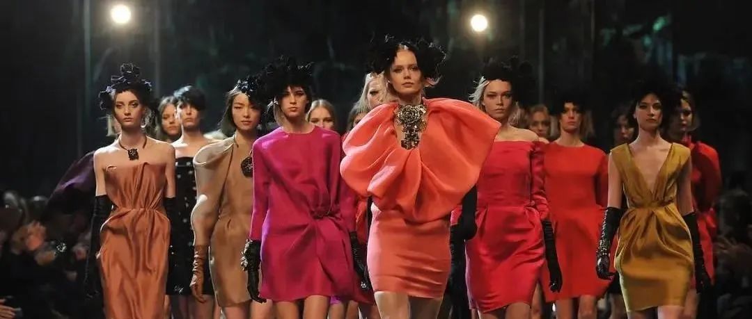 英赫日报 | Bottega Veneta宣布新任创意总监；LV将在上海举办2022春夏女装秀；Dior新发布海报惹争议
