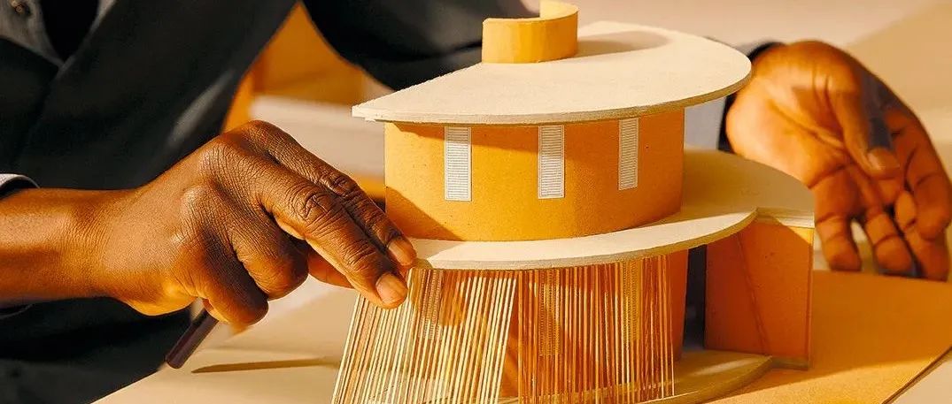 普奖新晋得主Francis Kéré：在非洲与当地人沟通，模型是最有效的方式！