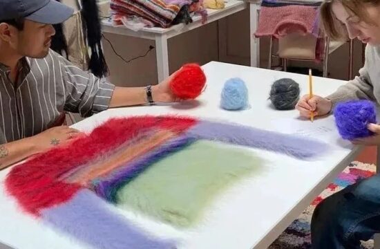 可持续针织品牌Nong rak | 采购滞销材料、古着、手工纺纱和染色制作成衣！