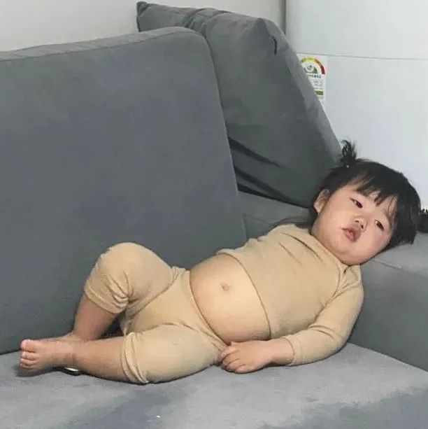 3岁小姑娘活成38岁大叔，我竟然在她身上看见我爸的影子…