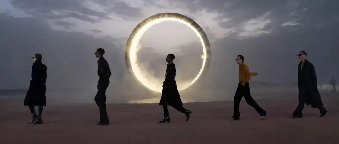 她在沙漠里「画个圈」，圣罗兰2023男装秀场就这么震撼