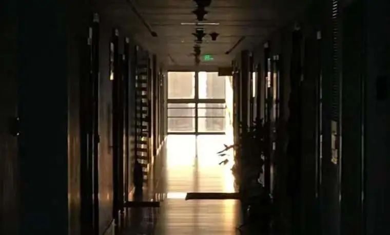 建筑说转行60 | 四次地产跳槽，尝试宠物烘焙、自助自习室，最后做了总经理助理