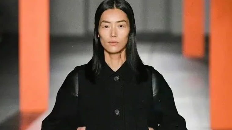 刘雯时隔三年压轴出席Prada大秀；Burberry发布Daniel Lee首个系列