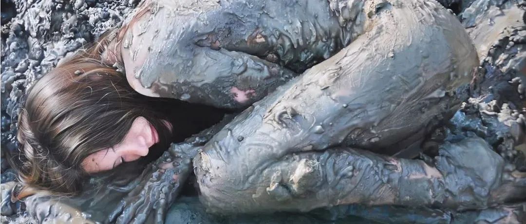 在美女身上抹上泥巴，他的超写实绘画，效果超乎所有人的想象