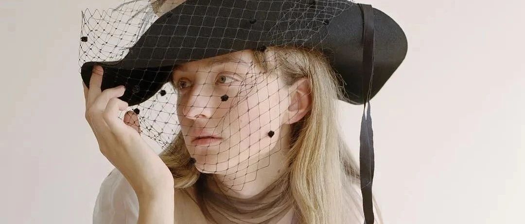 勇敢出柜却受尽歧视,如今他凭借仙美颜值为Gucci走秀,还被Vogue评为最受瞩目的设计师！
