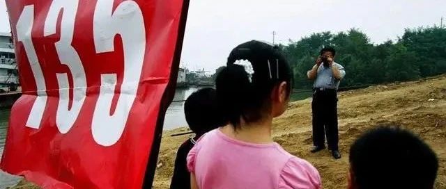 摄影师记录三峡移民27年：老汉背桃树离开故乡，多座城市被淹没