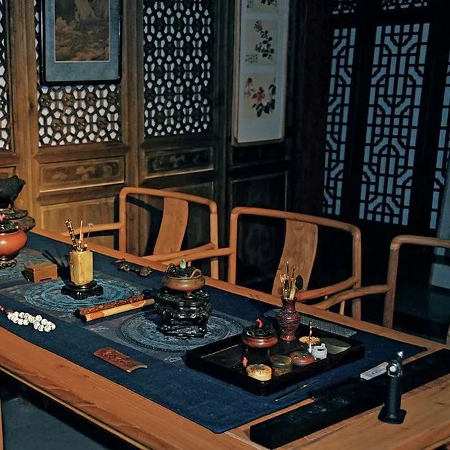 一炉香，一幽室，静度春秋。