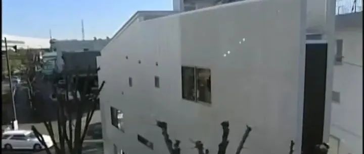0存款夫妻贷款3000万，打造30㎡逆天三角屋，比切片蛋糕还薄，全网震惊：风一吹就倒了？