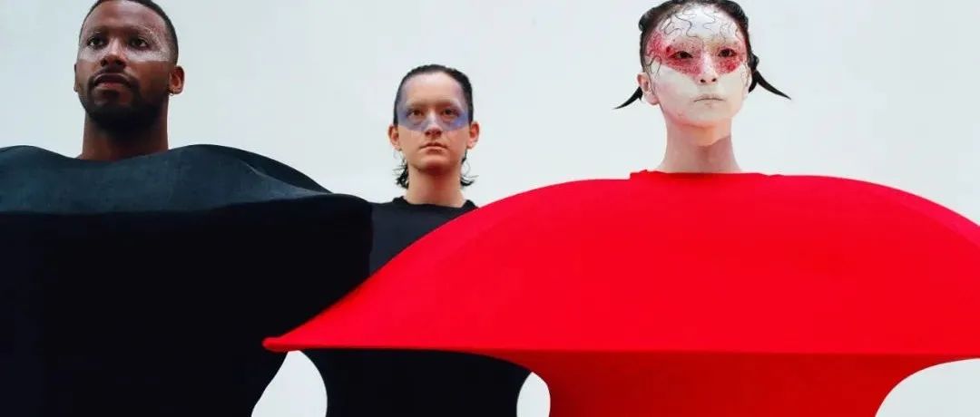 仅发布两季作品就迅速风靡全球时装圈,他将戏剧性的几何轮廓作为支撑身体的媒介,来自中国的新锐设计Terrence Zhou