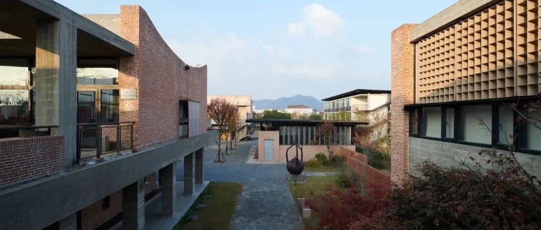 亘建筑设计的丁蜀成校：用漫游式的校园呼应传统制陶工坊