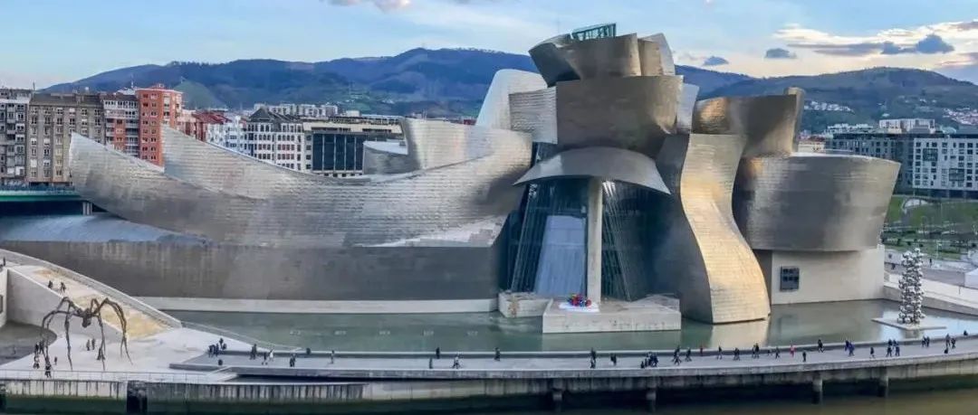 Frank Gehry 设计的毕尔巴鄂古根海姆博物馆是“我们这个时代最伟大的建筑”